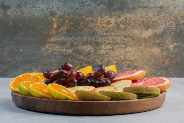 פלטת פירות עם תפוז אשכולית וענבים