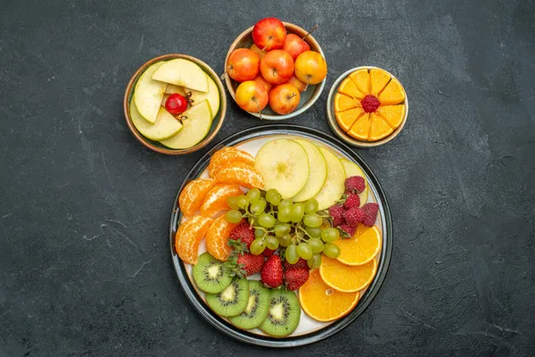 3 מגשי פירות מעוצבים מונחים על שולחן